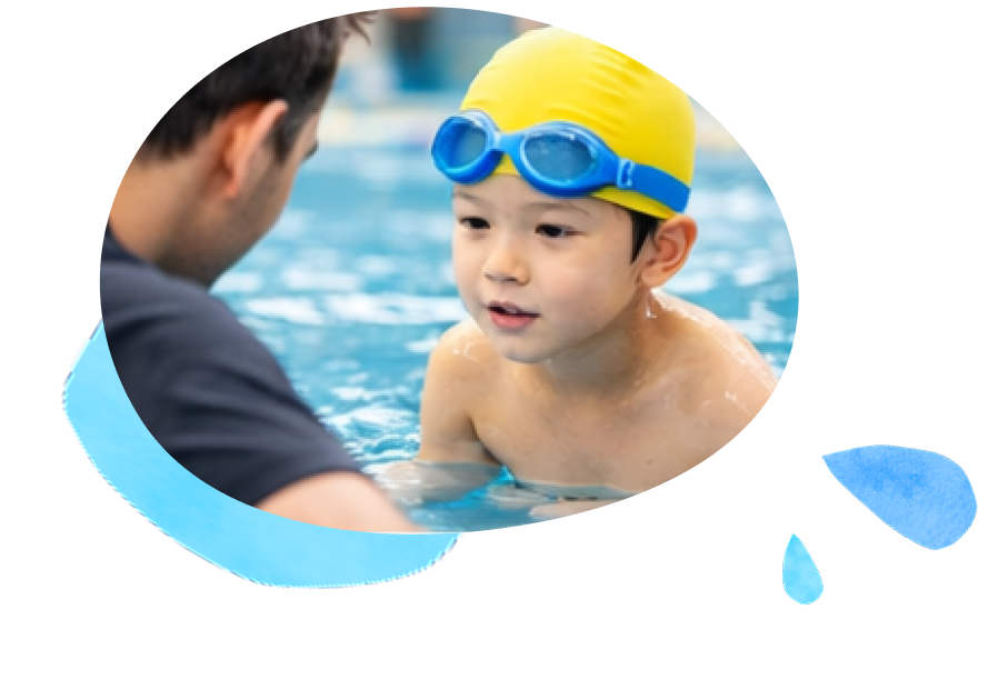 プールで笑顔の子ども