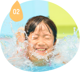 水中で笑顔で練習する様子