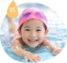 笑顔で泳ぐ子ども