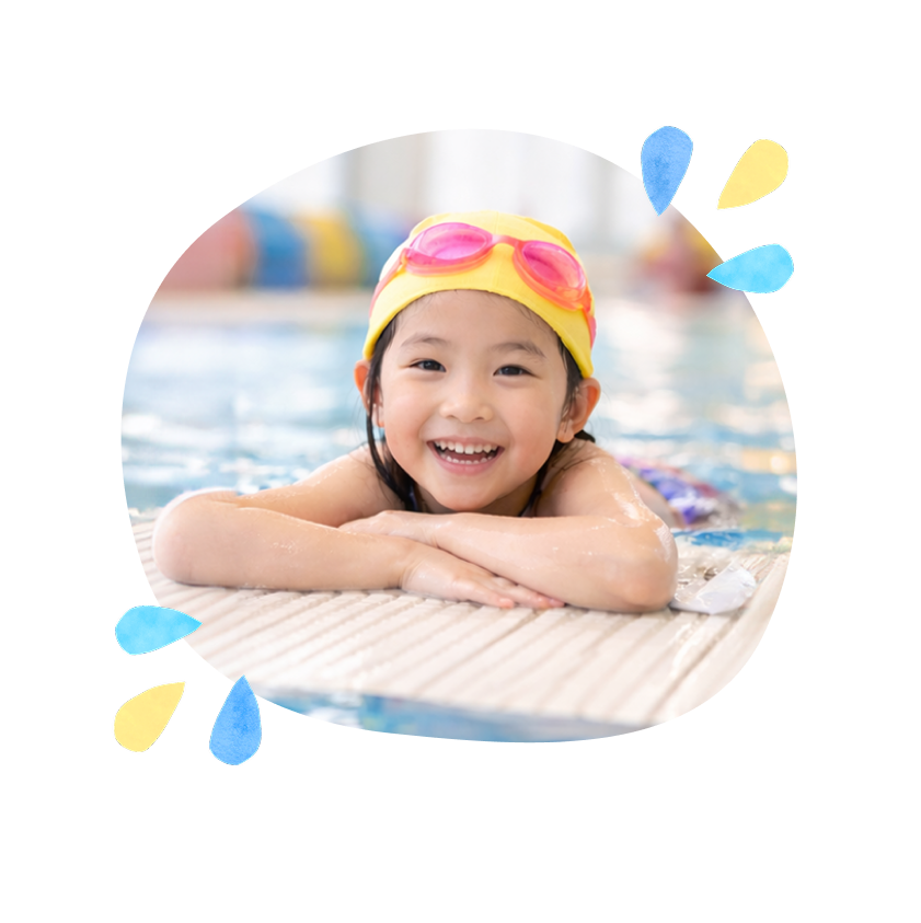 プールで笑顔の子ども
