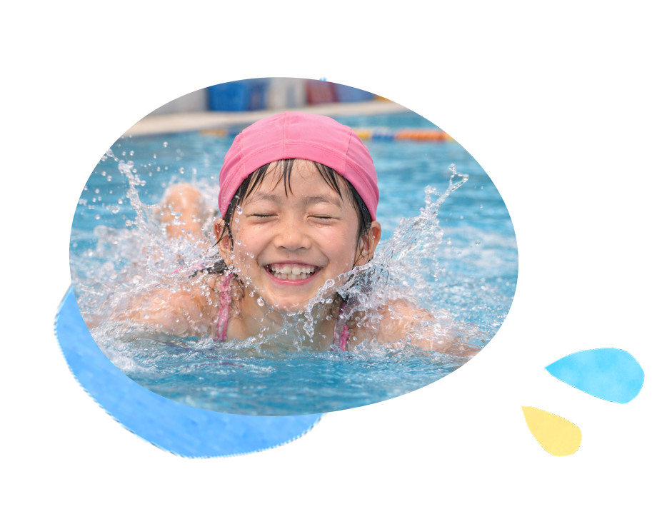 プールで笑顔の子ども